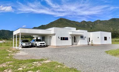 Se vende casa nueva de 210m2 en sitio de 5.000m2, Condominio Valle Tranquilo, Zapallar, Curicó