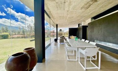 Casa de lujo en venta con 5 dormitorios, rodeada de naturaleza.