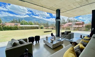 Casa de lujo en venta con 5 dormitorios, rodeada de naturaleza.
