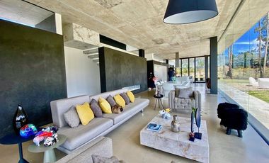 Casa de lujo en venta con 5 dormitorios, rodeada de naturaleza.