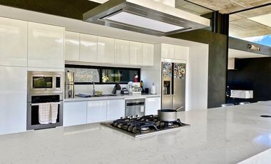 Casa de lujo en venta con 5 dormitorios, rodeada de naturaleza.