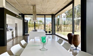 Casa de lujo en venta con 5 dormitorios, rodeada de naturaleza.