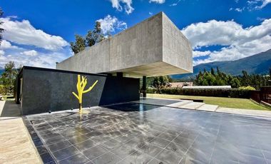 Casa de lujo en venta con 5 dormitorios, rodeada de naturaleza.