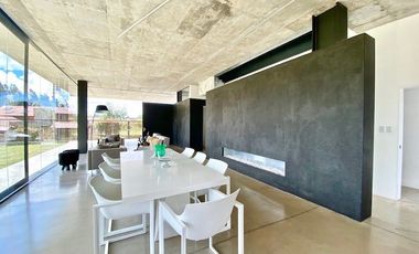 Casa de lujo en venta con 5 dormitorios, rodeada de naturaleza.