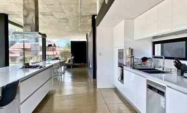 Casa de lujo en venta con 5 dormitorios, rodeada de naturaleza.