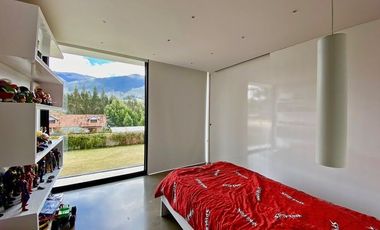 Casa de lujo en venta con 5 dormitorios, rodeada de naturaleza.