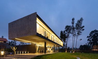 Casa de lujo en venta con 5 dormitorios, rodeada de naturaleza.