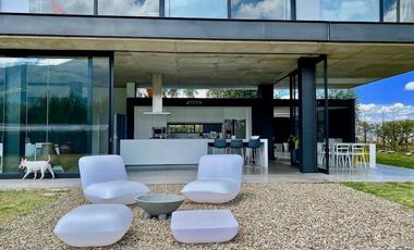 Casa de lujo en venta con 5 dormitorios, rodeada de naturaleza.