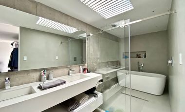 Casa de lujo en venta con 5 dormitorios, rodeada de naturaleza.