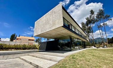Casa de lujo en venta con 5 dormitorios, rodeada de naturaleza.