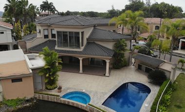 Via La Costa, Renta de Linda Casa 3 Dorm. con Piscina y Vista Al Lago