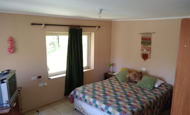 VENDE EN COLLIGUAY CASA CON GRAN TERRENO Y PISCINA