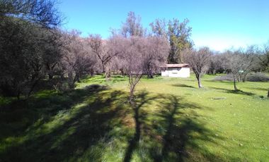 VENDE EN COLLIGUAY CASA CON GRAN TERRENO Y PISCINA