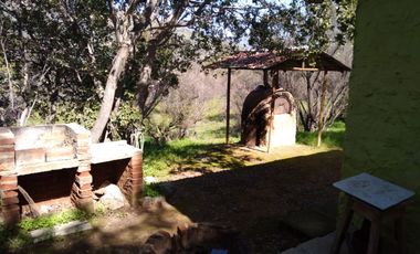 VENDE EN COLLIGUAY CASA CON GRAN TERRENO Y PISCINA