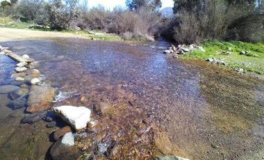 VENDE EN COLLIGUAY CASA CON GRAN TERRENO Y PISCINA