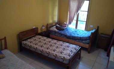 VENDE EN COLLIGUAY CASA CON GRAN TERRENO Y PISCINA