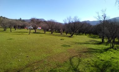 VENDE EN COLLIGUAY CASA CON GRAN TERRENO Y PISCINA