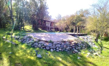 VENDE EN COLLIGUAY CASA CON GRAN TERRENO Y PISCINA