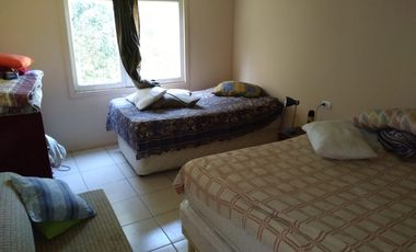 VENDE EN COLLIGUAY CASA CON GRAN TERRENO Y PISCINA