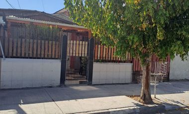 Se vende casa un piso, El Bosque a 4 cuadras de de Gran Avda.