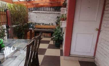 Se vende casa un piso, El Bosque a 4 cuadras de de Gran Avda.