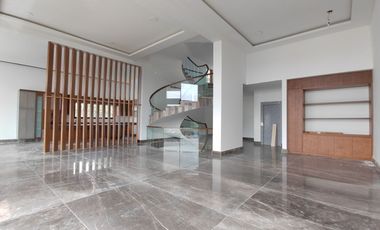 Venta de casa en Rancho San Juan Zona Esmeralda con cine y alberca