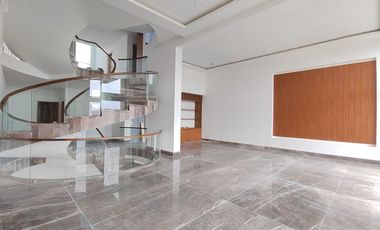 Venta de casa en Rancho San Juan Zona Esmeralda con cine y alberca