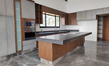 Venta de casa en Rancho San Juan Zona Esmeralda con cine y alberca