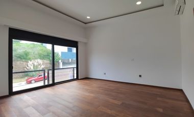 Venta de casa en Rancho San Juan Zona Esmeralda con cine y alberca