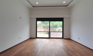 Venta de casa en Rancho San Juan Zona Esmeralda con cine y alberca
