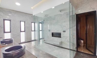 Venta de casa en Rancho San Juan Zona Esmeralda con cine y alberca