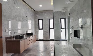Venta de casa en Rancho San Juan Zona Esmeralda con cine y alberca