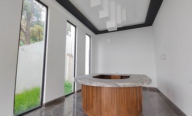Venta de casa en Rancho San Juan Zona Esmeralda con cine y alberca