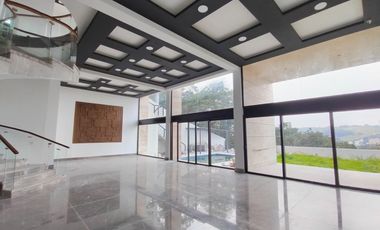 Venta de casa en Rancho San Juan Zona Esmeralda con cine y alberca
