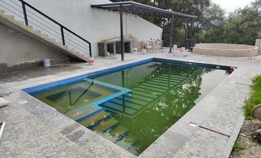 Venta de casa en Rancho San Juan Zona Esmeralda con cine y alberca