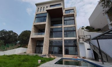Venta de casa en Rancho San Juan Zona Esmeralda con cine y alberca