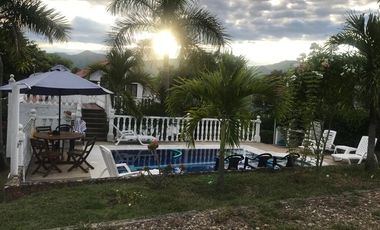 HERMOSA CASA VACACIONAL CON PISCINA PROPIA, EN VENTA! NEGOCIABLE!!!