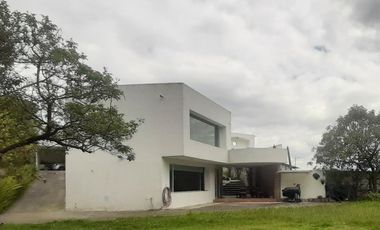 Casa Independiente en Venta con Jardín y Suite, Sector Nayon