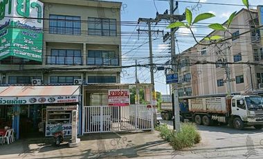 Townhouse for sale, size 36.4 sq wa, empty building, 3 and a half floors, next to the road, convenient travel, near Bangkok University.