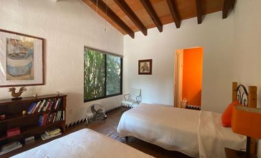 VENDO EN CUERNAVACA RESIDENCIA DE 1 NIVEL, FRACC. TEZOYUCA, SEGURIDAD TOTAL, OPORTUNIDAD.
