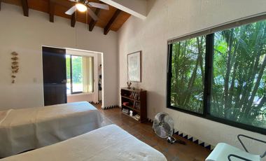 VENDO EN CUERNAVACA RESIDENCIA DE 1 NIVEL, FRACC. TEZOYUCA, SEGURIDAD TOTAL, OPORTUNIDAD.