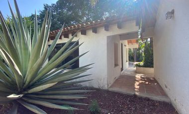 VENDO EN CUERNAVACA RESIDENCIA DE 1 NIVEL, FRACC. TEZOYUCA, SEGURIDAD TOTAL, OPORTUNIDAD.