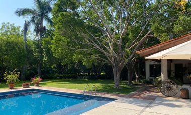 VENDO EN CUERNAVACA RESIDENCIA DE 1 NIVEL, FRACC. TEZOYUCA, SEGURIDAD TOTAL, OPORTUNIDAD.