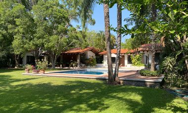 VENDO EN CUERNAVACA RESIDENCIA DE 1 NIVEL, FRACC. TEZOYUCA, SEGURIDAD TOTAL, OPORTUNIDAD.