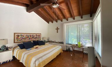 VENDO EN CUERNAVACA RESIDENCIA DE 1 NIVEL, FRACC. TEZOYUCA, SEGURIDAD TOTAL, OPORTUNIDAD.