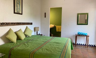 VENDO EN CUERNAVACA RESIDENCIA DE 1 NIVEL, FRACC. TEZOYUCA, SEGURIDAD TOTAL, OPORTUNIDAD.