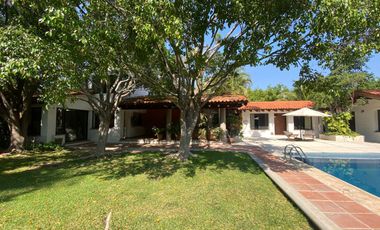 VENDO EN CUERNAVACA RESIDENCIA DE 1 NIVEL, FRACC. TEZOYUCA, SEGURIDAD TOTAL, OPORTUNIDAD.