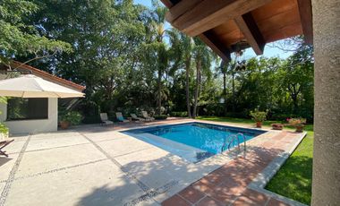 VENDO EN CUERNAVACA RESIDENCIA DE 1 NIVEL, FRACC. TEZOYUCA, SEGURIDAD TOTAL, OPORTUNIDAD.