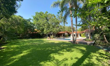 VENDO EN CUERNAVACA RESIDENCIA DE 1 NIVEL, FRACC. TEZOYUCA, SEGURIDAD TOTAL, OPORTUNIDAD.