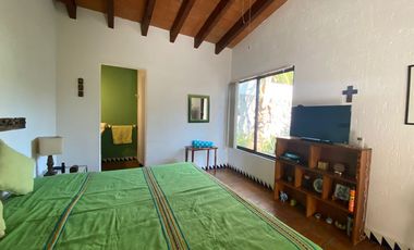 VENDO EN CUERNAVACA RESIDENCIA DE 1 NIVEL, FRACC. TEZOYUCA, SEGURIDAD TOTAL, OPORTUNIDAD.
